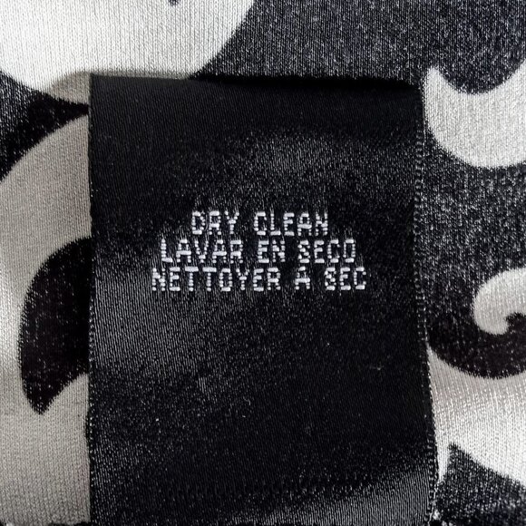 Bebe Signature Logo B&W Silk Print SS Blouse - Picture 5 of 5